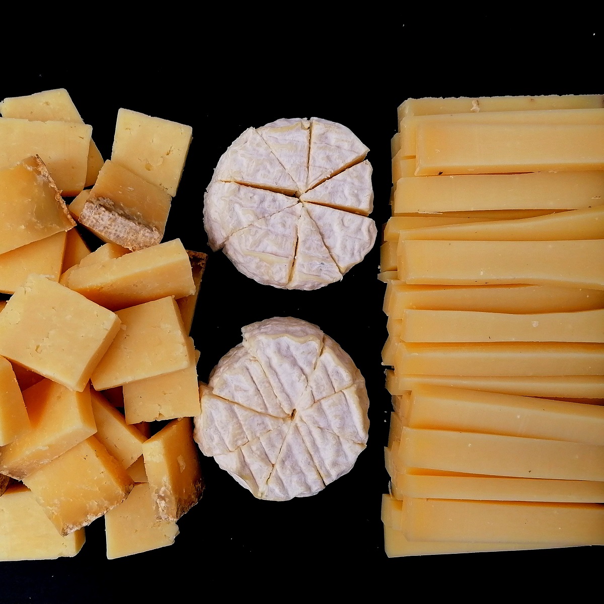 La Planche Apéro : Cantal 6 mois, Picodons demi-affinés et Comté 18 mois 